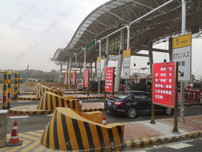 LED廣告機(jī)南昌昌北機(jī)場(chǎng) (3).jpg LED廣告機(jī)南昌昌北機(jī)場(chǎng) (3).jpg